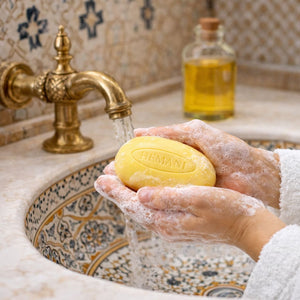 jabón hemani escena