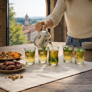 juego de vasos árabes de té dorado escena