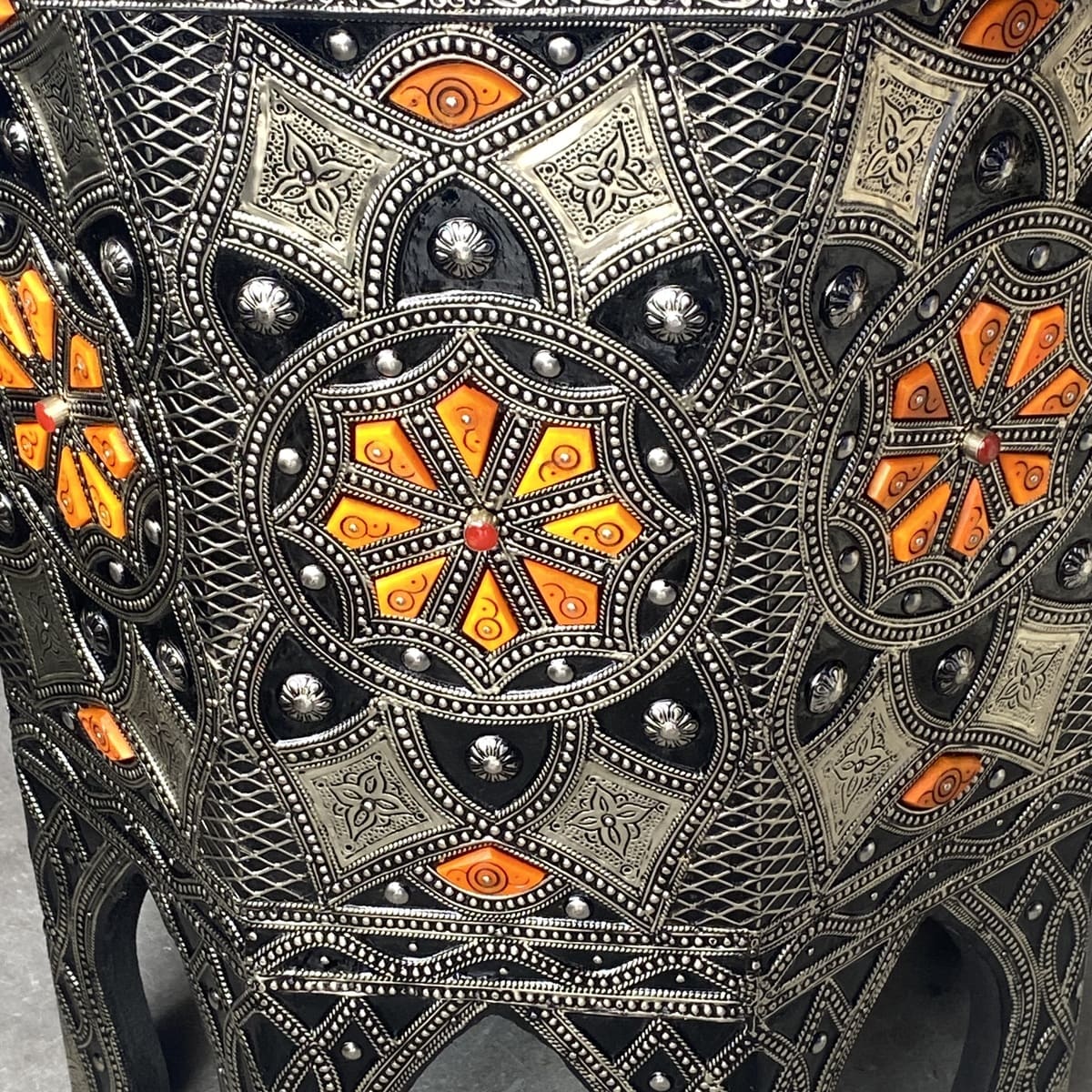 Mesa árabe octogonal de alpaca y hueso naranja