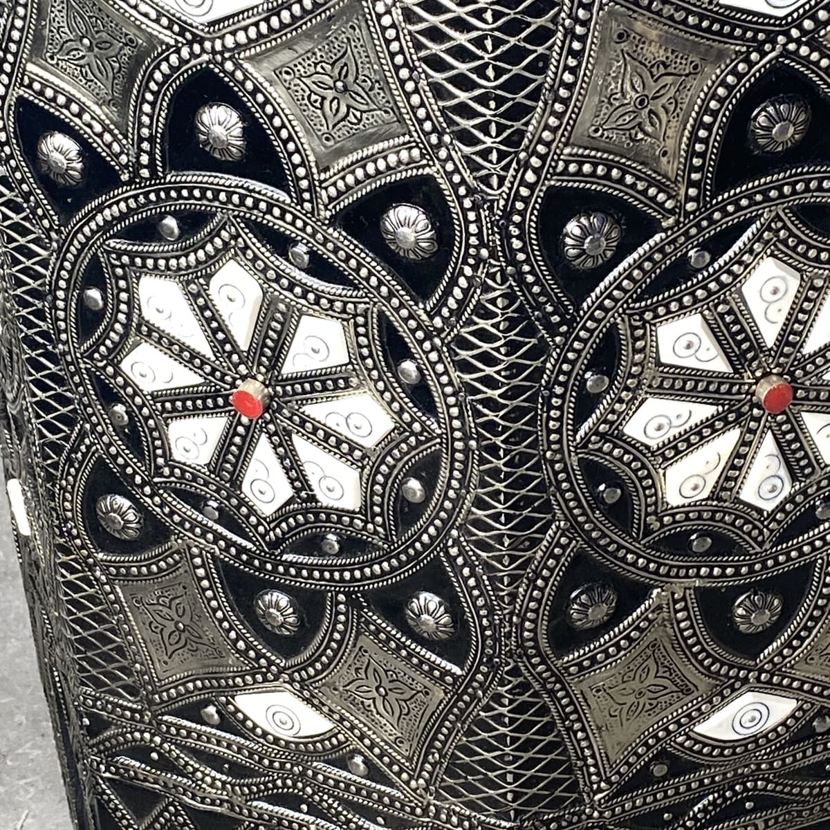 Mesa marroquí auxiliar de hueso blanco y alpaca