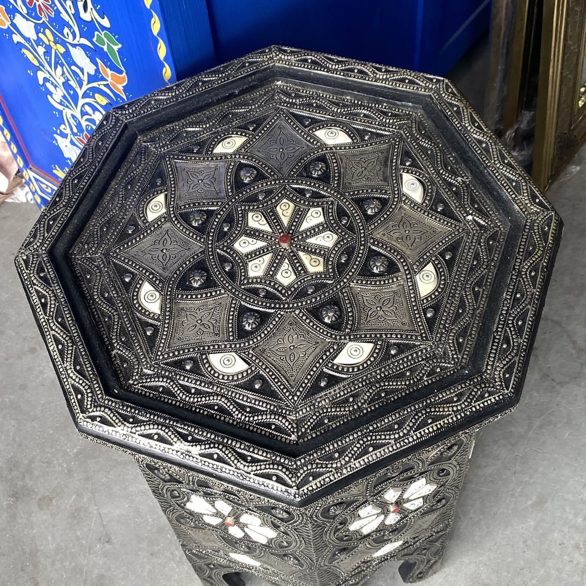 Mesa marroquí auxiliar de hueso blanco y alpaca