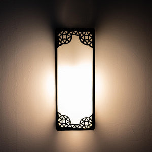مصباح حائط مغربي من الحديد المطاوع والزجاج الأبيض