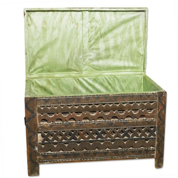 Baúl marroquí antiguo de madera envejecida