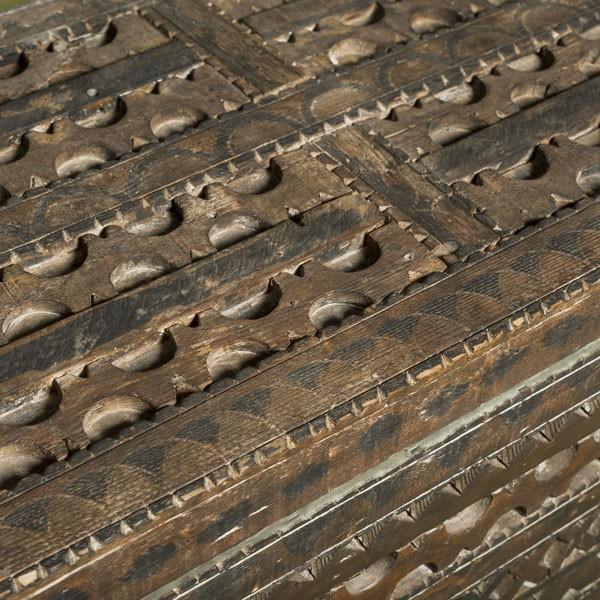 Baúl marroquí antiguo de madera envejecida