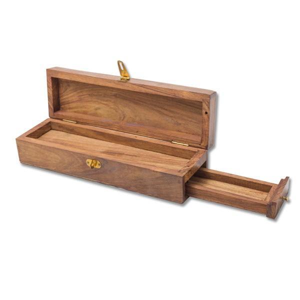 Una caja de madera con un candado que diceno. 