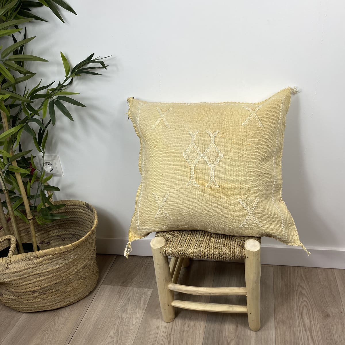 cojín seda de cactus amarillo escena