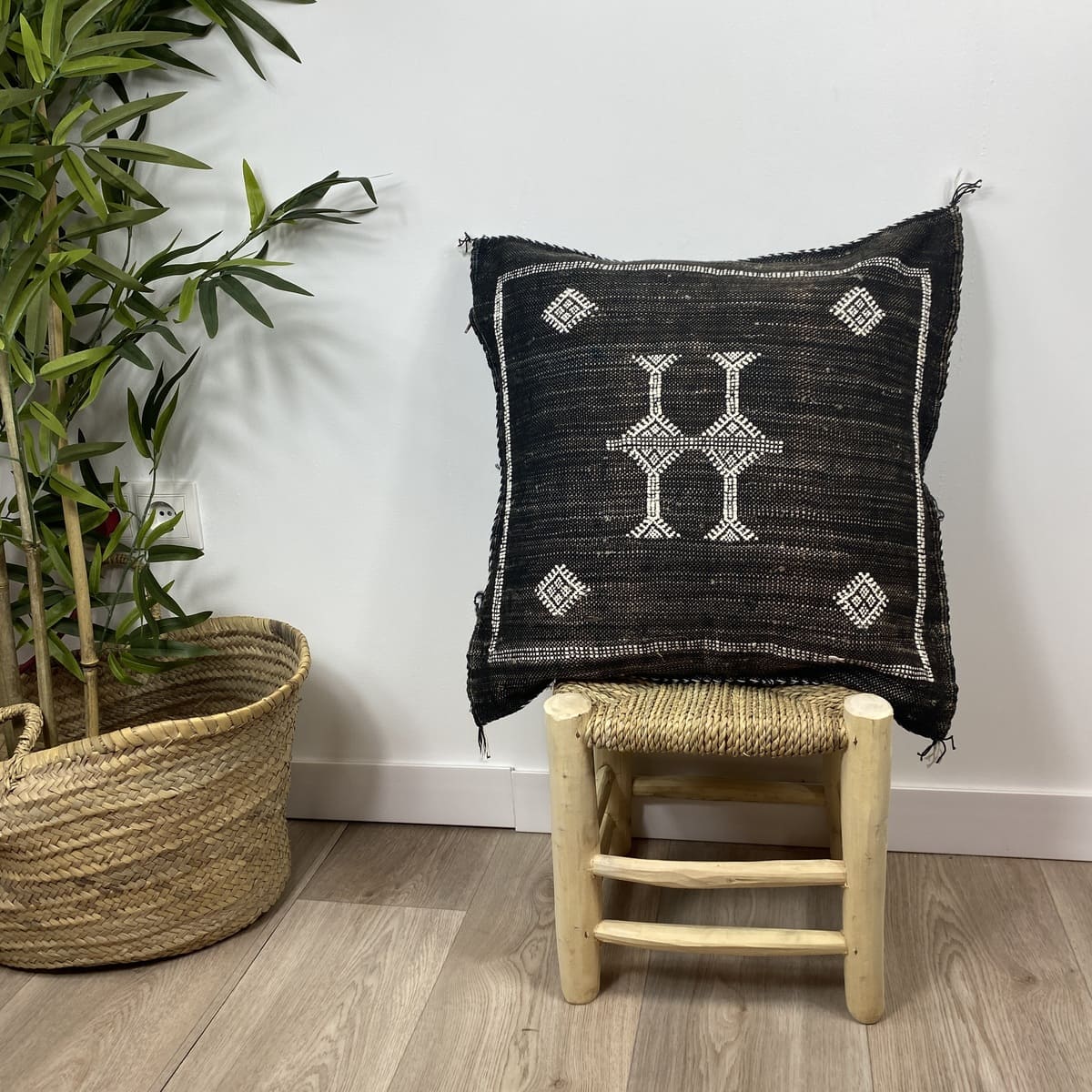 cojín seda de cactus negro 50x50