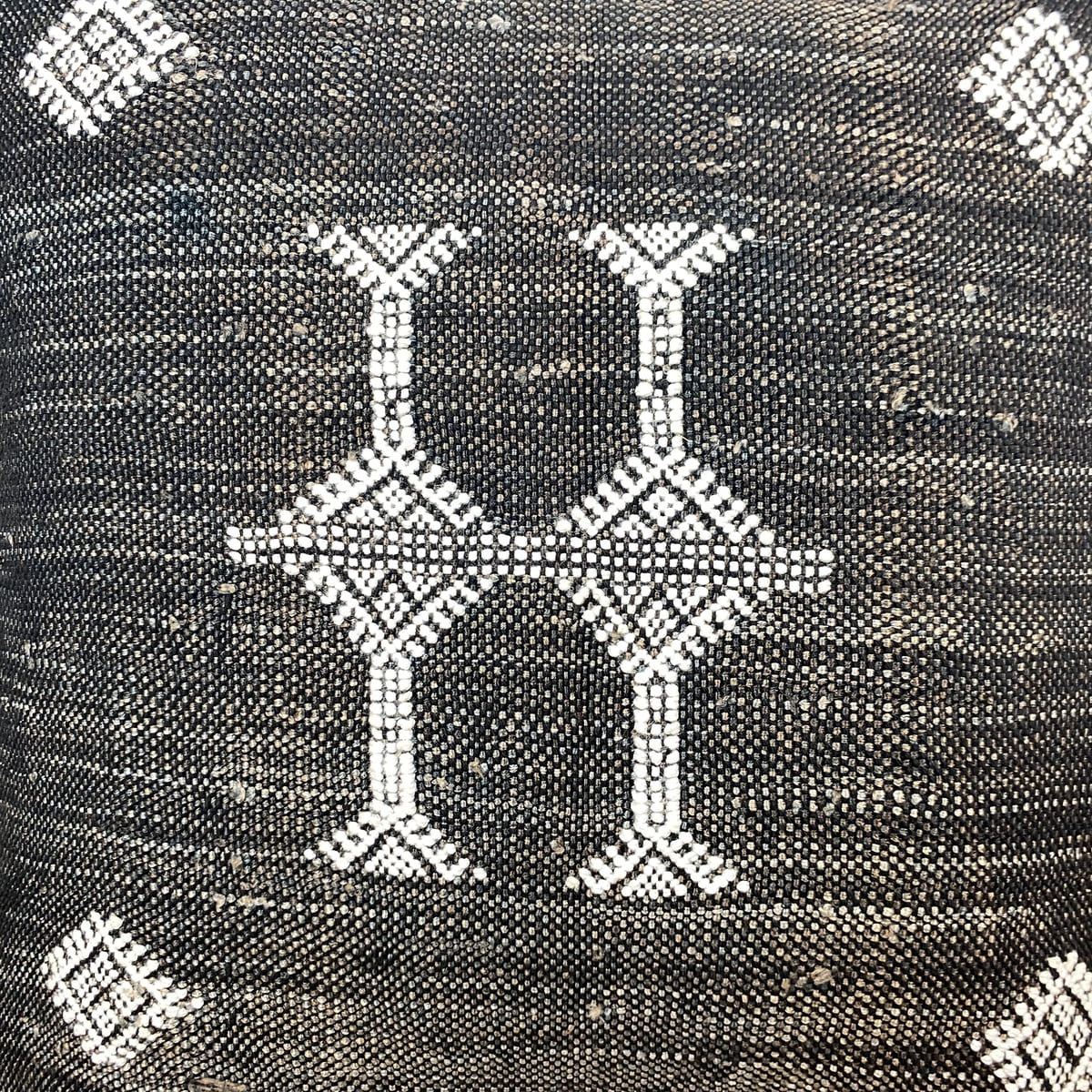 cojín seda de cactus negro detalle