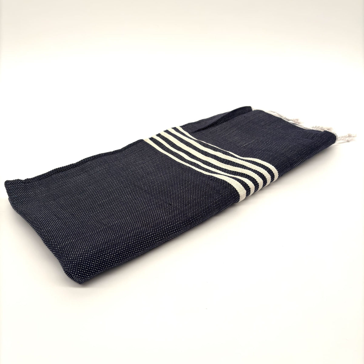 colcha marrakech azul marino plegada