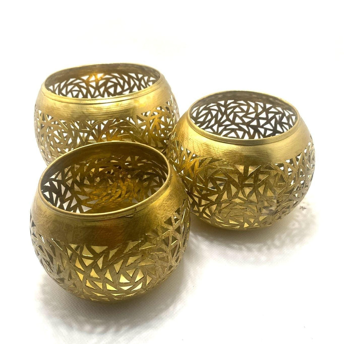 Juego de 3 portavelas de latón calado