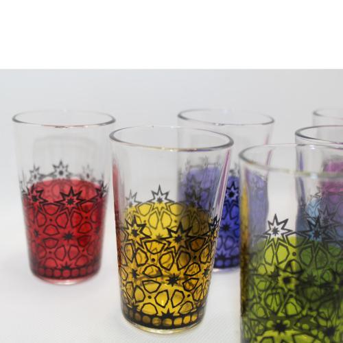 https://decoracionalcazaba.com/cdn/shop/files/juego-de-6-vasos-morunos-de-te-con-henna-madrasa-decoracion-alcazaba-4_1200x.jpg?v=1688496359