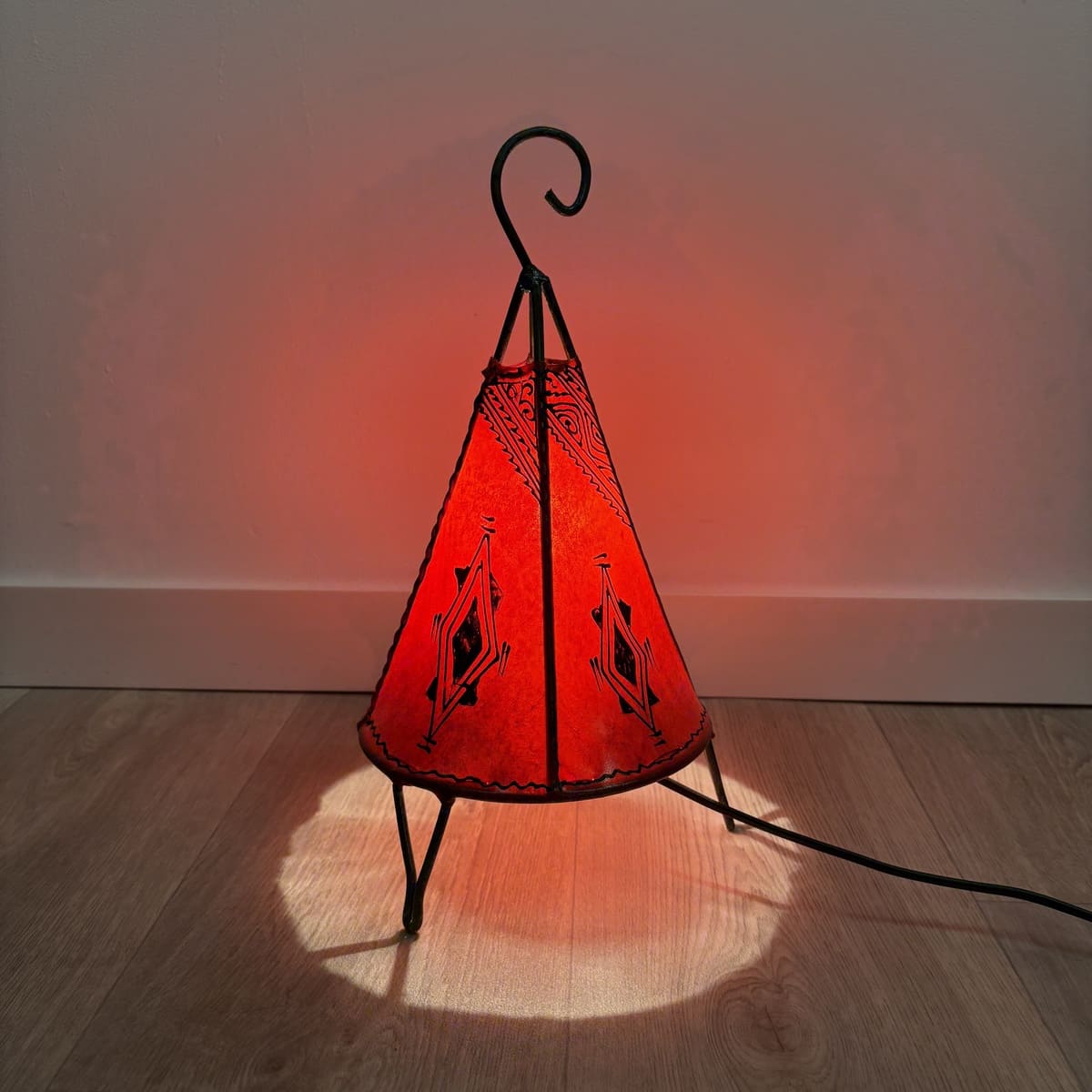 lámpara marrakech piel roja pirámide on