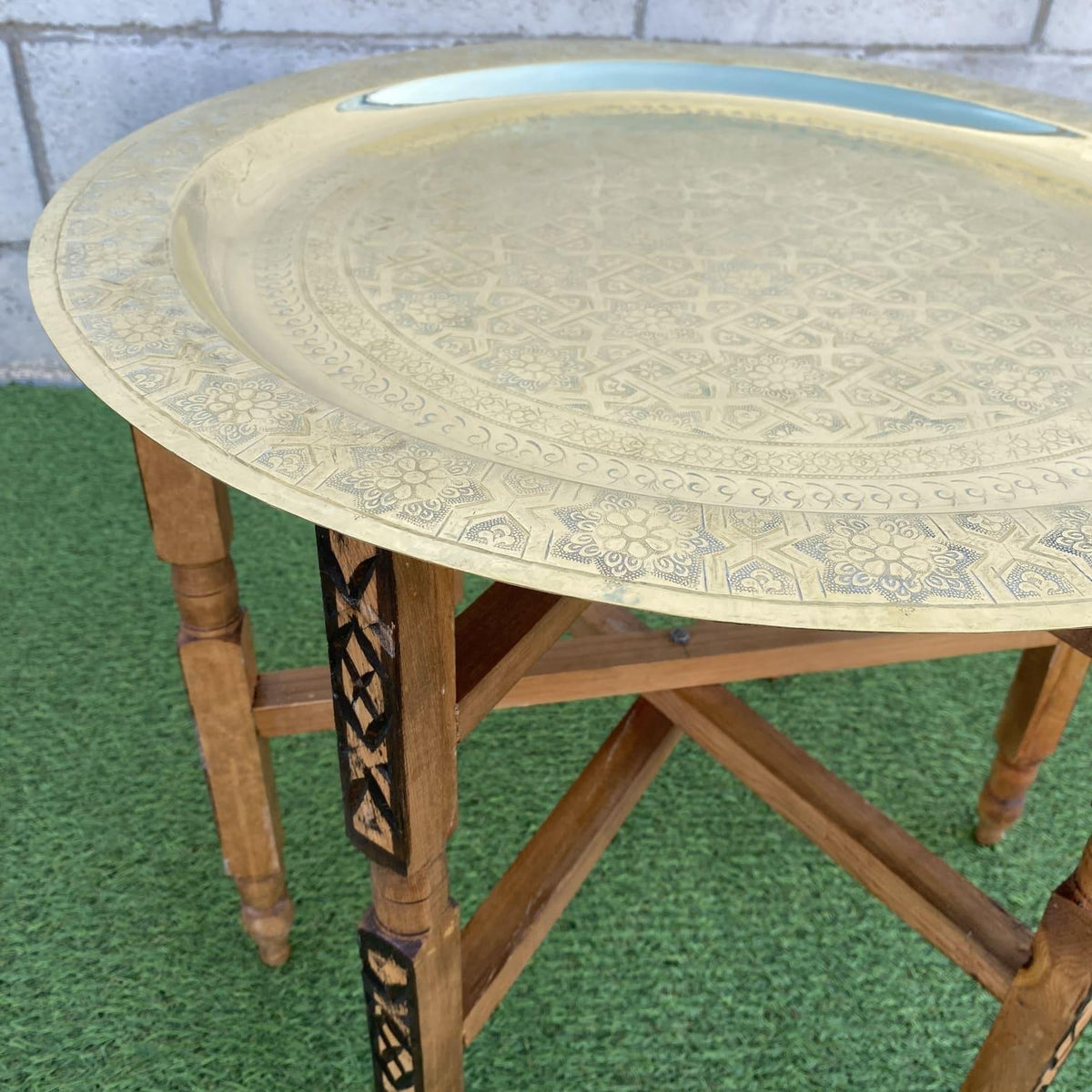 Mesa de té marroquí con bandeja de latón dorada