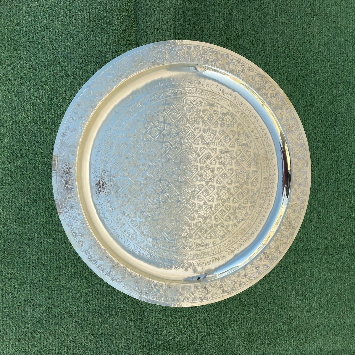 Mesa de té marroquí con bandeja de latón dorada