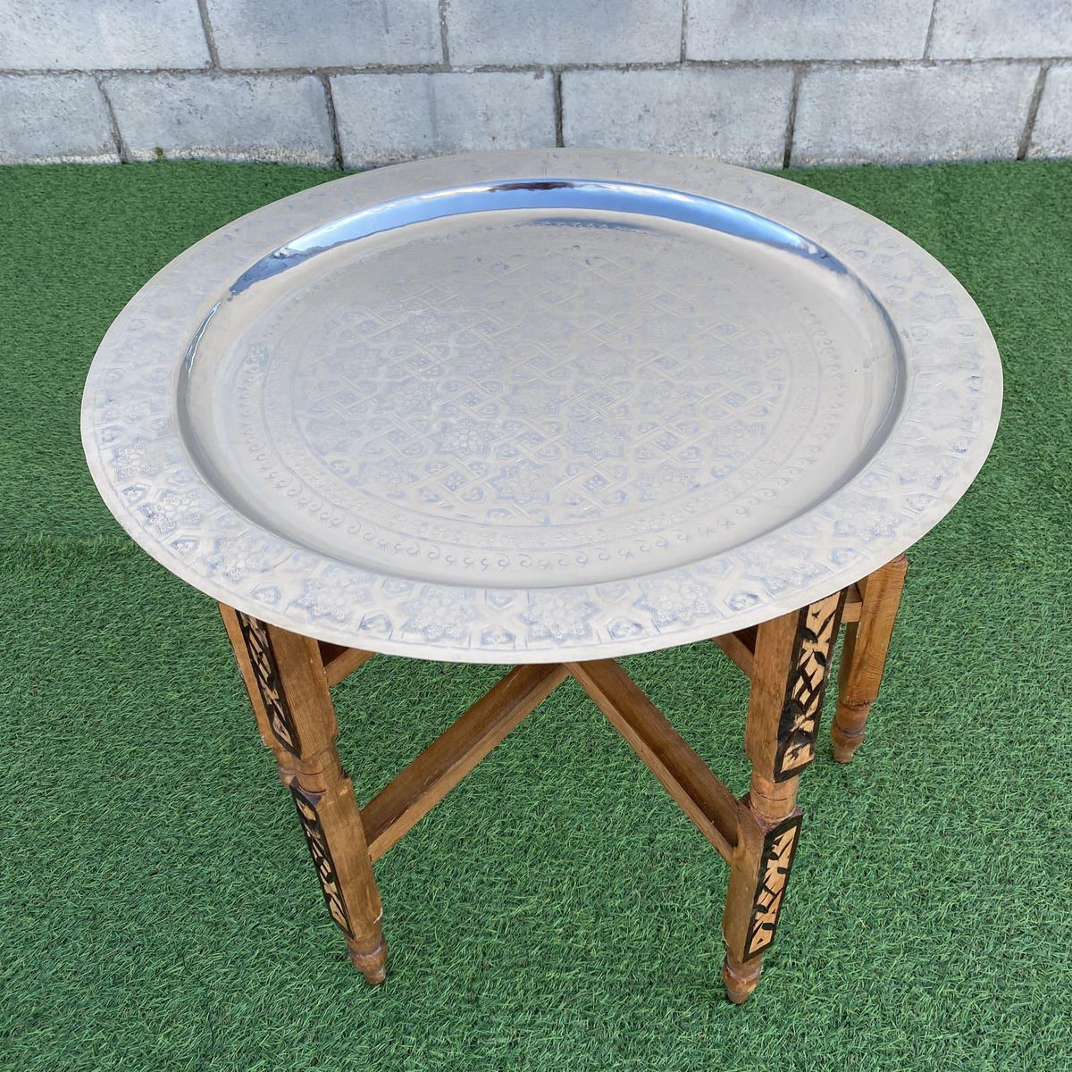 Mesa de té marroquí con bandeja de latón plateada