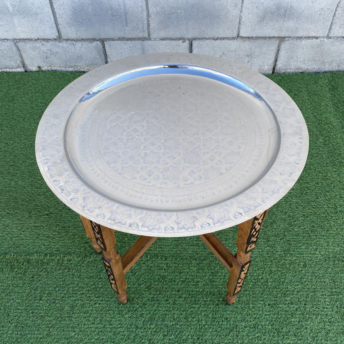 Mesa de té marroquí con bandeja de latón plateada