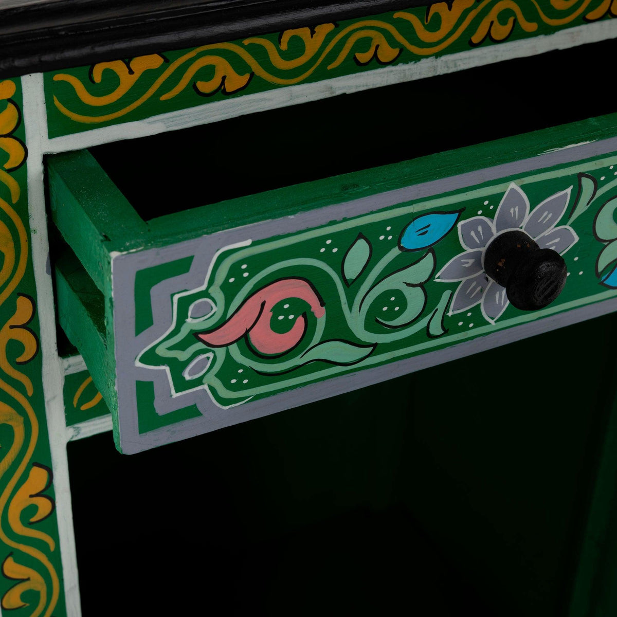 Mesita de noche árabe verde pintada