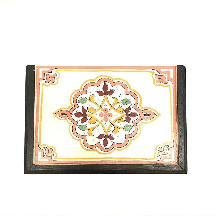 Mesita de noche marroquí beige dibujada