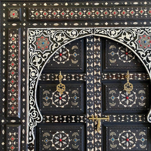 Puerta árabe de madera tallada a mano con hueso