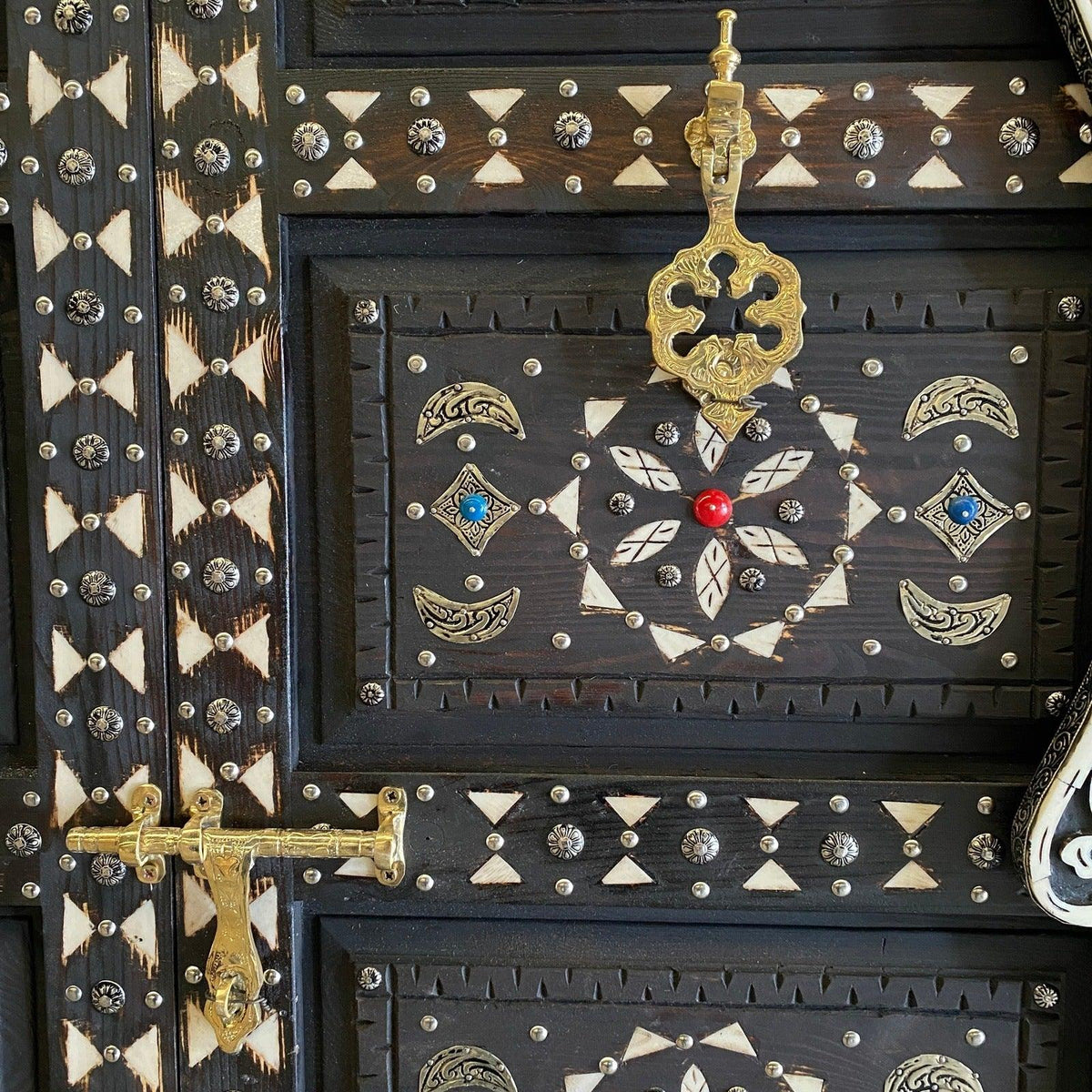 Puerta árabe de madera tallada a mano con hueso