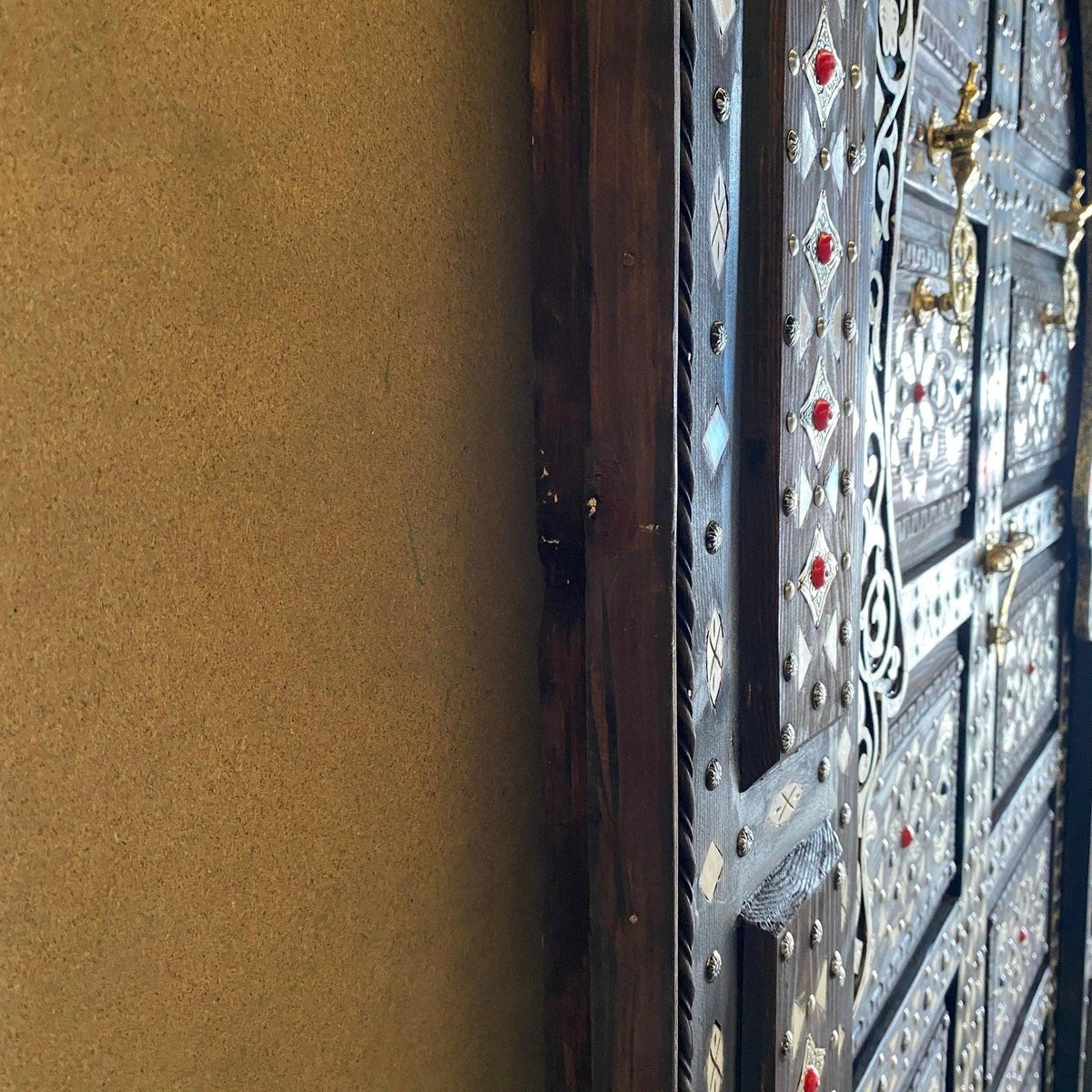 Puerta árabe de madera tallada a mano con hueso