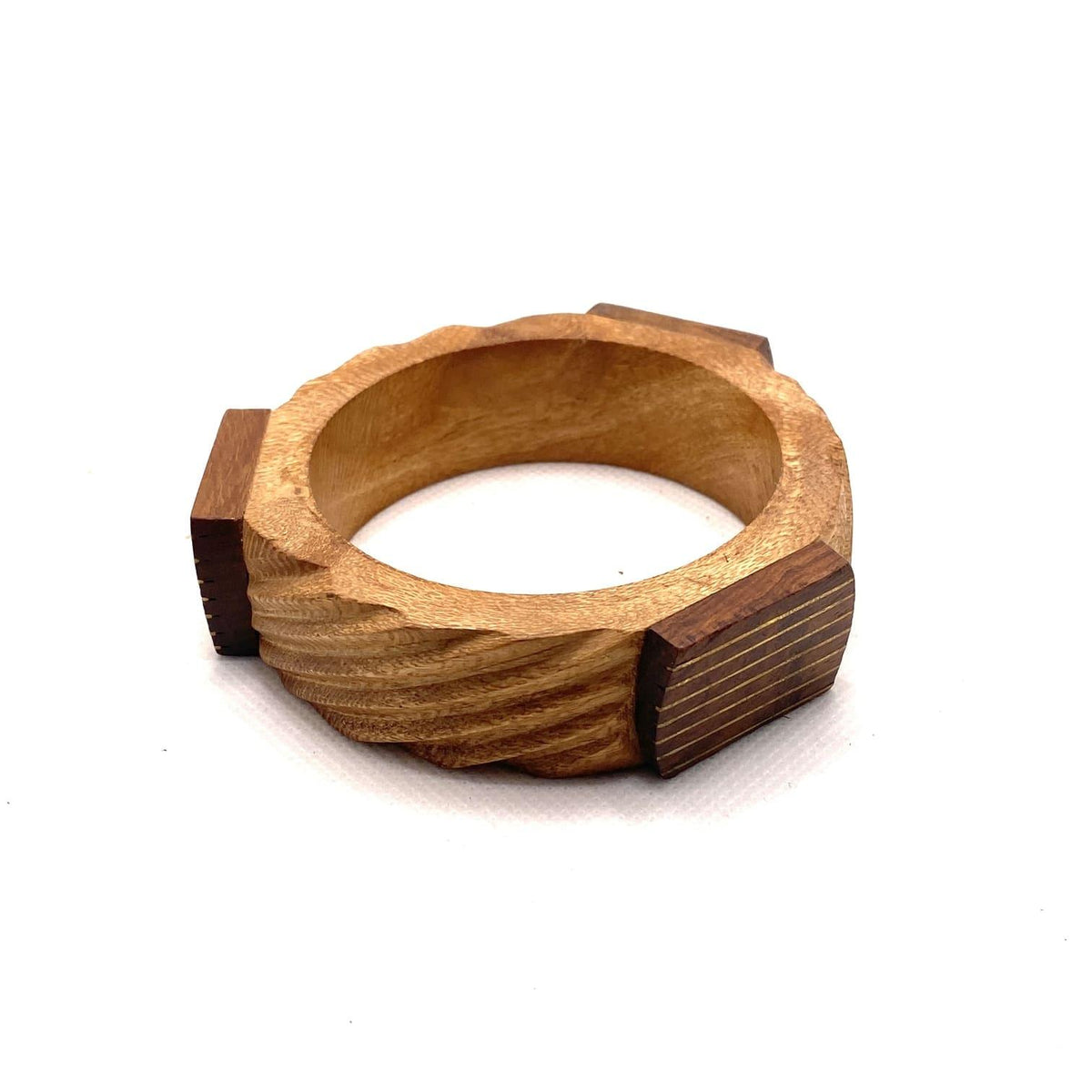 Pulsera de madera labrada