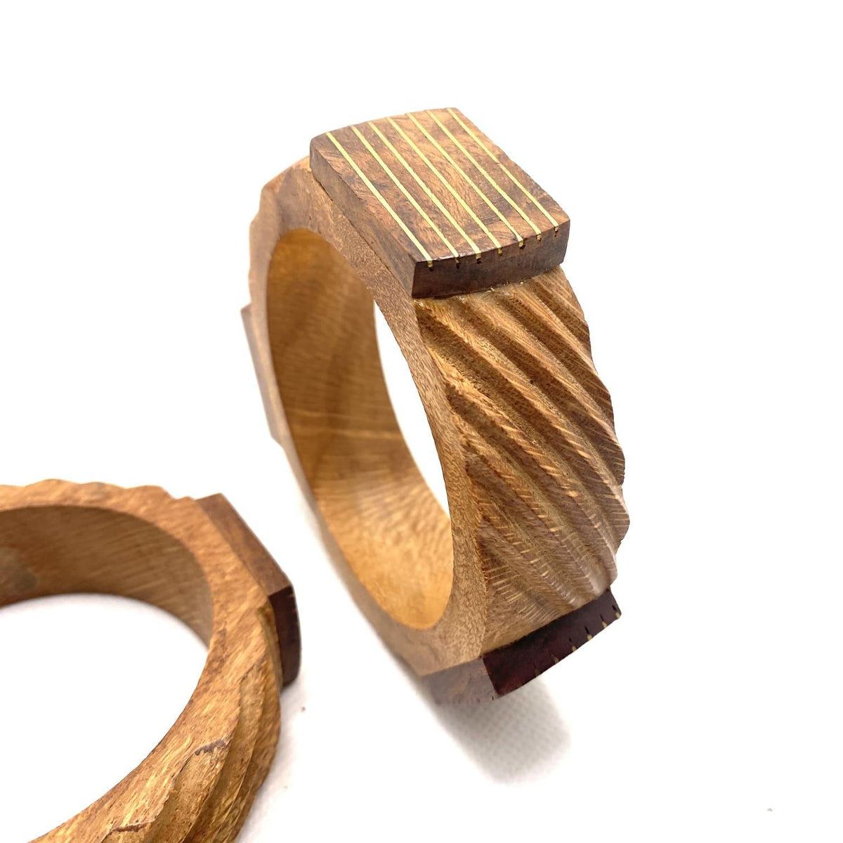 Pulsera de madera labrada