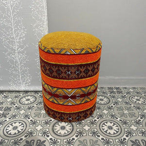 Taburete bereber de madera tapizado con motivos étnicos