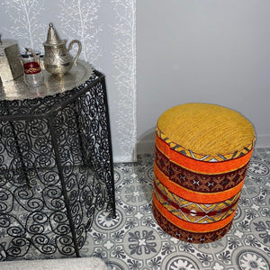 Taburete bereber de madera tapizado con motivos étnicos