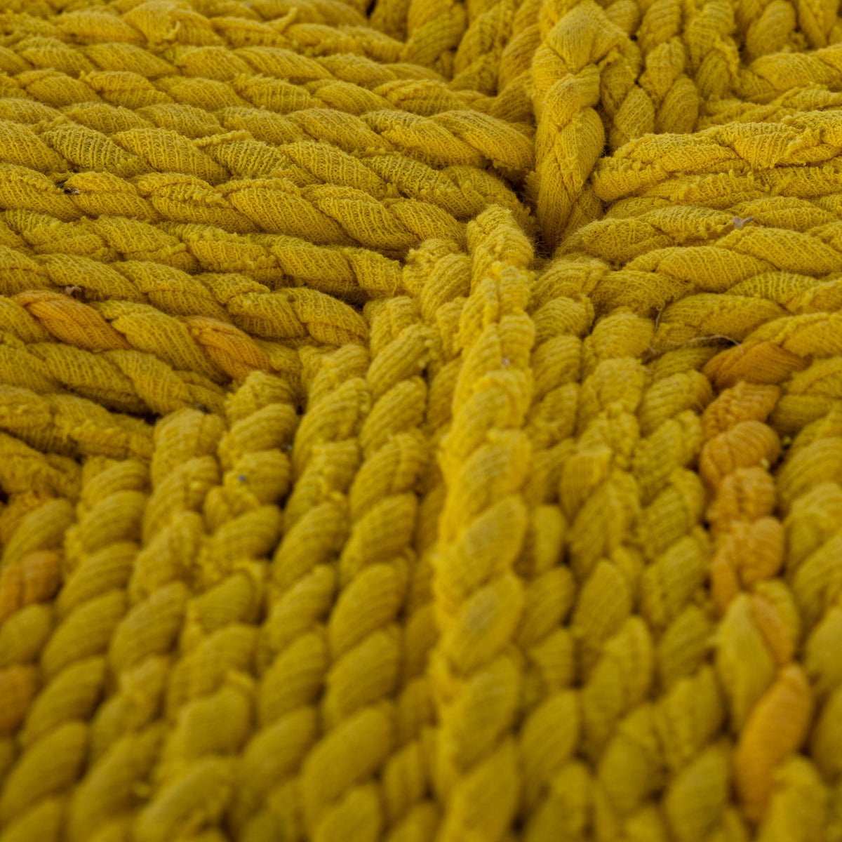 Taburete marroquí de madera y anea amarillo