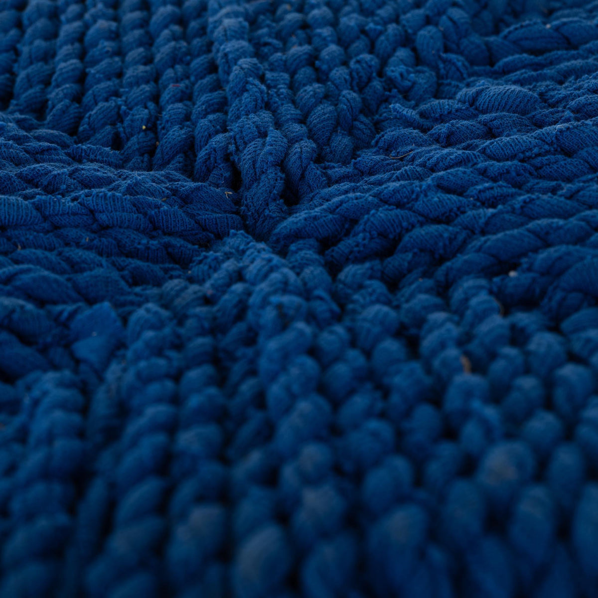 Taburete marroquí de madera y anea azul