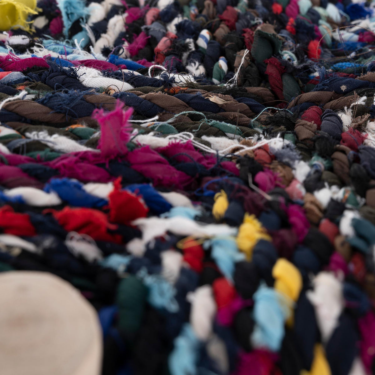 Taburete marroquí de madera y anea multicolor