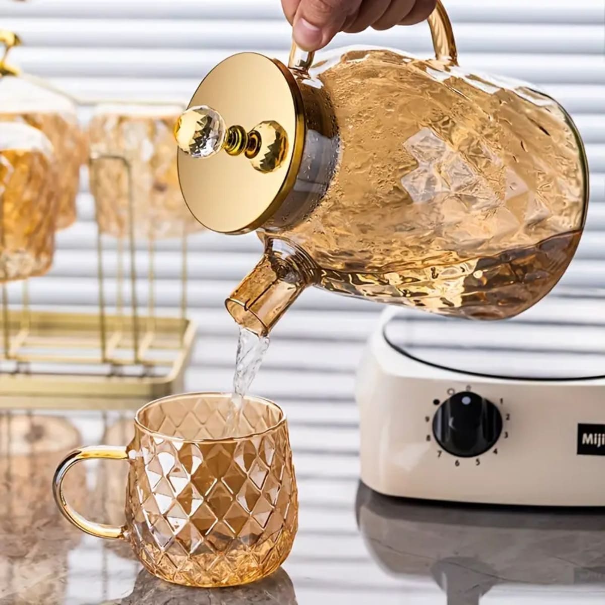 tetera ámbar sirviendo